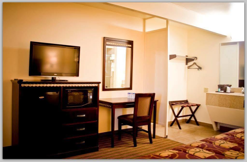 Whispering Palms Inn Del Rio Ngoại thất bức ảnh